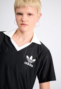 adidas Originals ADICOLOR 3-STRIPES PINSTRIPE - Trikotāžas kleita - black