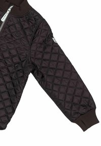 Chaqueta acolchada marrón con un patrón de diamantes texturizado, con cierre de cremallera y puños acanalados. Detalle en la manga con un acento de logo.