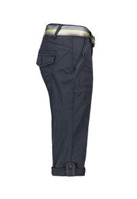 Donkerblauwe cargobroek met opgerolde zoom, zij- en achterzakken, en een multicolor geweven tailleband met strepen. Zachte katoenen stof.