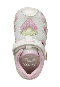 Zapatilla para niño pequeño en blanco y rosa con diseño brillante de fresa, tira de velcro y tejido de malla transpirable, marca Geox, plantilla sin cromo.