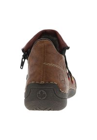 Zapato de cuero marrón con un acabado texturizado, que presenta acentos de tela negra, costuras coloridas y una cremallera lateral para facilitar su uso.