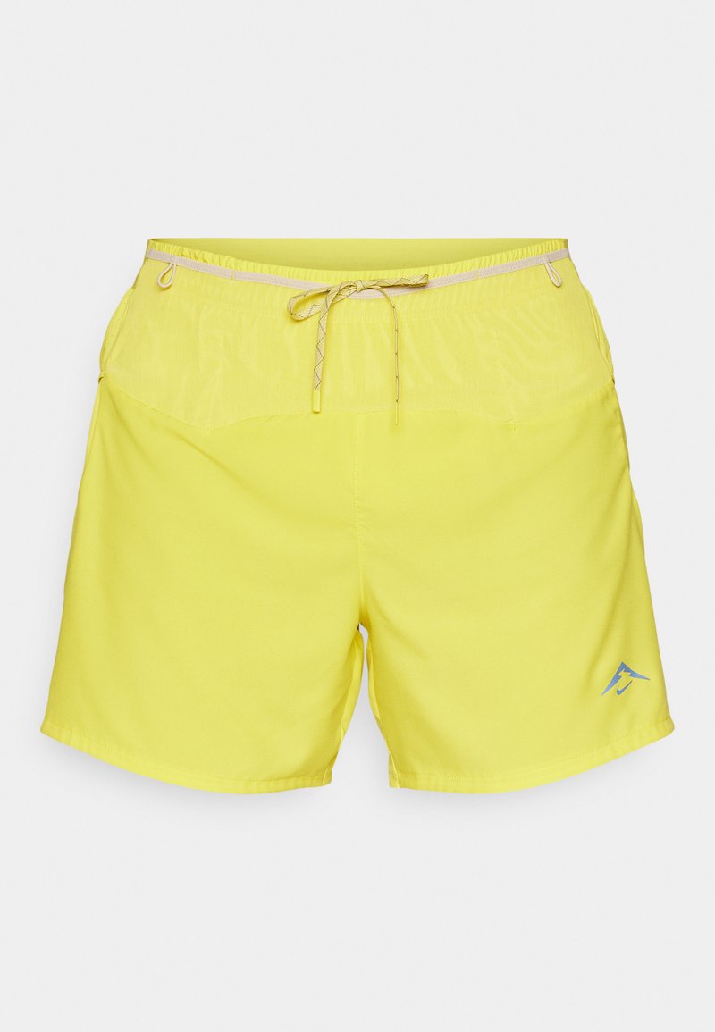 Shorts jaunes avec une taille élastique, fermeture à cordon de serrage et tissu léger. Présente un logo bleu discret près de l'ourlet.