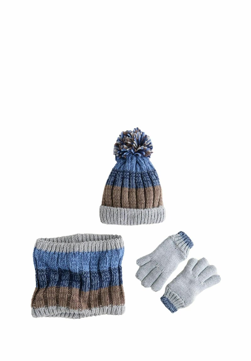 Stickad mössa med pom-pom, grå-blå-bruna ränder; matchande halsvärmare och ljusgrå handskar med ribbade muddar.