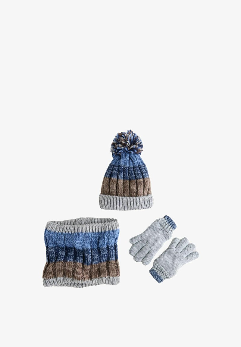 Ensemble d'hiver tricoté avec bonnet, chauffe-cou et gants aux rayures bleues, marron et grises, bonnet avec pompon multicolore sur le dessus.