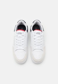 Tommy Hilfiger BASKET CORE LTH MIX ESS biały