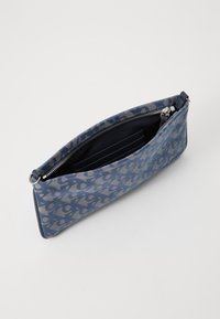 Borsa a pochette blu realizzata in tessuto con un motivo grigio texture. Presenta una chiusura con zip e uno scomparto interno per carte.