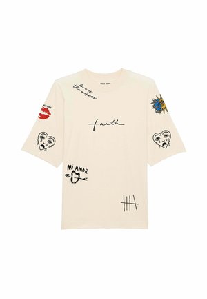 T-shirt à manches courtes couleur crème avec divers imprimés graphiques comprenant des lèvres, des cœurs et du texte. Doté d'une coupe ample et décontractée.