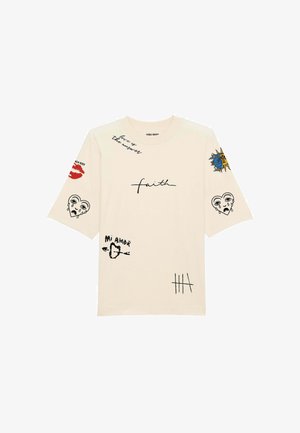 Kreemi värvi graafiline T-särk lühikeste varrukatega, millel on erinevad printidest, sealhulgas südamed, huulepulk ja käsitsi kirjutatud tekst musta ja sinise värviga.