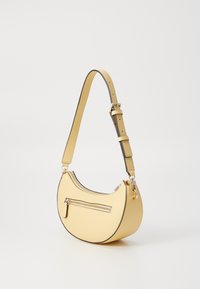 Sac à épaule en cuir jaune avec une forme arrondie, doté d'une poche avant zippée et d'une bandoulière réglable avec quincaillerie en argent.