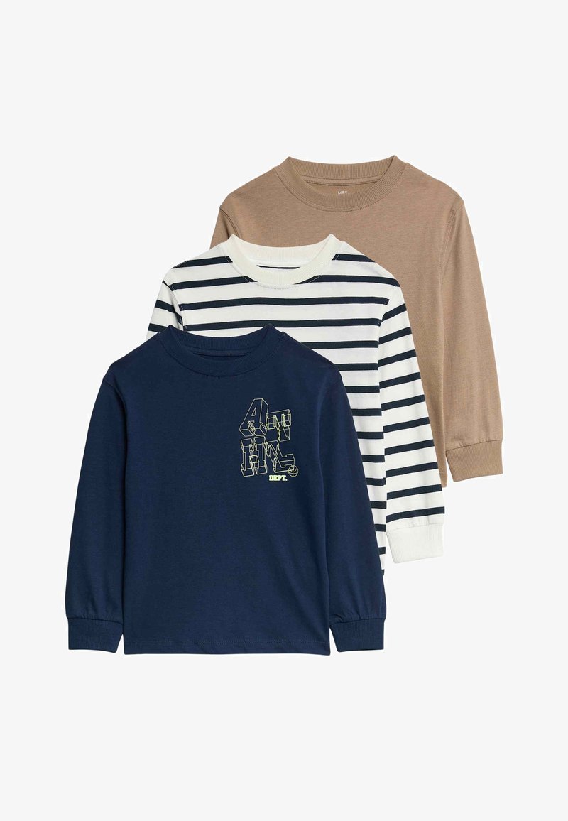Drei Langarmshirts: eines in Marineblau mit einem Logo-Graphic, eines in Weiß mit Marineblauen Streifen und eines in Beige. Aus weichem Baumwollstoff, mit Rundhalsausschnitt.