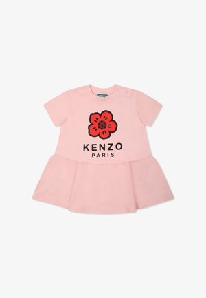 Roze t-shirt jurk met korte mouwen, voorzien van een rode bloemenafbeelding en de tekst "KENZO PARIS". Zacht katoen materiaal, geplooide onderrand.