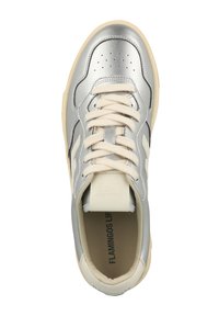 Sneaker argento e crema con lacci beige, punta traforata e logo "Flamingos Life" sulla soletta e sulla linguetta.