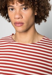 Nudie Jeans CHARLES - Camisola de manga comprida - poppy red