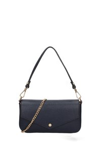 Zwarte geprofileerde leren handtas met een bovenhandvat, gouden kettingriem en een voorklep die is beveiligd met een kleine ronde gouden knop.