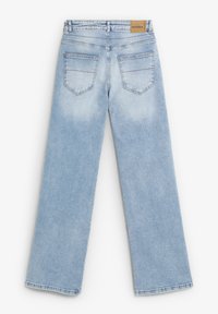 Jeans a gamba dritta di colore blu chiaro con tasche posteriori e un'etichetta del marchio color beige sulla vita.