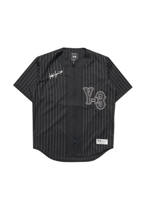 Maglietta nera a maniche corte con cerniera e sottili righe verticali bianche, logo Y-3 sul petto destro, grafica distintiva sul petto sinistro e etichetta vicino all'orlo.