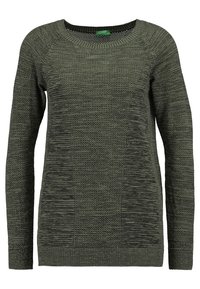 Olivgrön stickad tröja med rund halsringning, texturerat mönster och ribbade ärmslut. Har kontrasterande stickade paneler på framsidan.