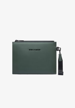 Clutch in pelle verde con texture liscia, chiusura a zip e tracolla nera removibile. Presenta un logo in rilievo sul davanti.