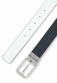 Pasek w dwóch kolorach: jedna strona z białej skóry, druga strona z teksturowanej, granatowej gumy z wytłoczonym logo. Srebrna metalowa klamra o teksturowanym wykończeniu.