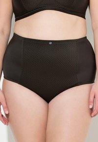 Culotte nere a vita alta in tessuto liscio con righe testurizzate. Presenta un piccolo bottone decorativo in vita, offrendo una vestibilità strutturata.