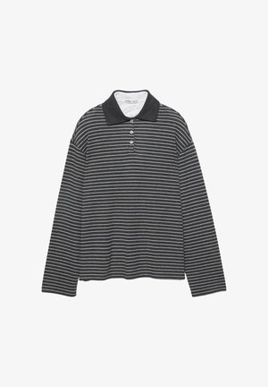 Tricou polo cu mâneci lungi, de culoare gri închis, cu dungi orizontale albe și trei butoane pe șliț, afișat pe un fundal alb.