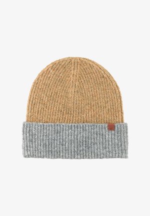 Gehaakte beanie in tan en grijs, met een ribbelstructuur, omgeslagen rand en een klein leren logo-embleem aan de zijkant.