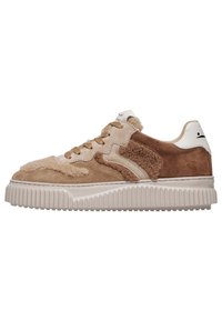 Baskets en daim marron clair avec des accents beige, dessus texturé et talon blanc. Présente une silhouette élancée et une semelle en caoutchouc striée.