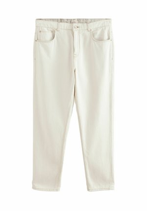 Pantalones de mezclilla blanca con un corte relajado, que cuentan con cinco bolsillos, cierre de botón y costuras visibles a lo largo de las costuras. Textura suave.