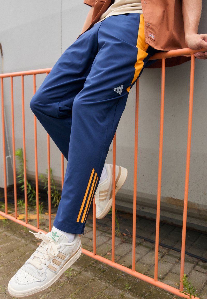 adidas Performance - REAL MADRID PRESENTATION PANT - Squadra - team navy blue /crew orange/glow blue, Ingrandire