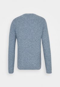 Pull à manches longues pour hommes, col rond, bleu clair avec un motif tricoté texturé, vu de dos sur un fond blanc uni.