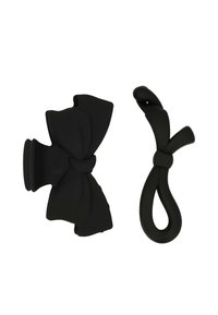 Set di accessori per capelli neri composto da una clip a fiocco e una fascia intrecciata. Realizzati in silicone opaco, che mostra una texture liscia e un design moderno.