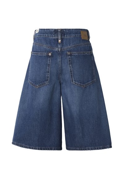 Short en jean bleu foncé à jambes larges avec deux poches arrière et passants de ceinture, présenté de dos sur fond blanc.
