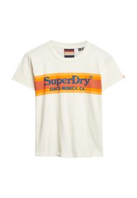 Camiseta de algodón blanca con mangas cortas, que presenta un diseño de rayas rojas y naranjas y la impresión "SuperDry SANTA MONICA, CA" en azul en la parte delantera.