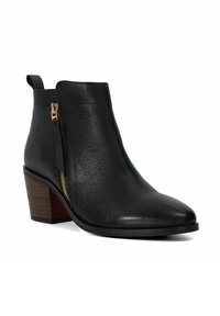 Bottine en cuir noir avec une finition texturée, bout pointu, fermeture éclair latérale avec quincaillerie en or et un talon en bois empilé.
