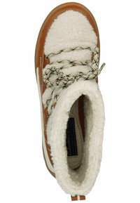 Botas de senderismo marrones y crema con un interior esponjoso, cordones con un patrón y una suela de goma. Cuenta con un collar acolchado para mayor comodidad.