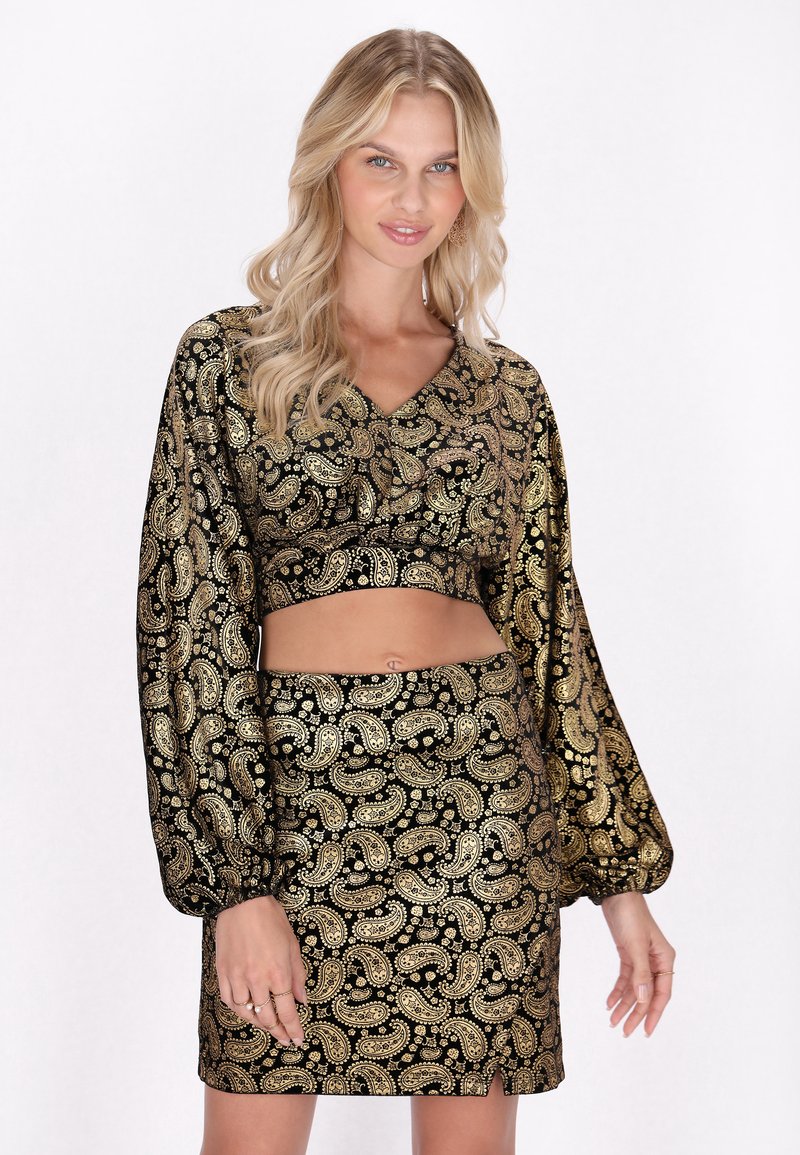 Svart och guld paisley-mönstrad crop top med långa, voluminösa ärmar och en matchande minikjol med en figurnära design.