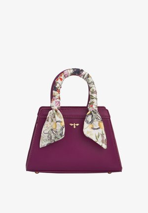 Paarse leren handtas met een gestructureerd ontwerp, voorzien van een gewikkelde handgreep en een sjaal met bloemmotief die aan de basis is geknoopt. Gouden bij accenten.