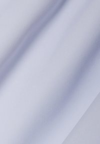 Tissu bleu clair lisse avec une texture fine et de doux plis.