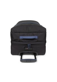 Borsa nera con ruote, dotata di manico estraibile, accenti blu e cerniere. Presenta una tasca frontale e un tessuto resistente e testurizzato.