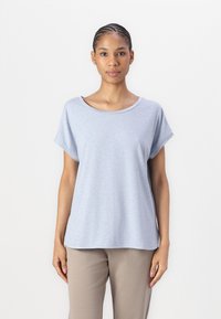 Ανοιχτό μπλε κοντομάνικο T-shirt με φαρδύ λαιμό και χαλαρή εφαρμογή. Μαλακή υφή, ελαφρύ ύφασμα. Απλός, καθαρός σχεδιασμός.