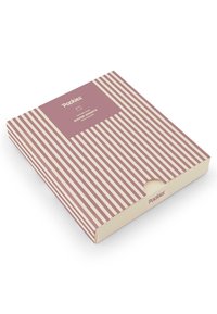 Ambalaj pentru șorturi boxer cu un design striped în nuanțe de lavandă și crem. Prezintă o finisare netedă și o decupare pentru un acces facil.