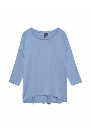 Lyseblå løstsiddende top med trekvartærmer, rund halsudskæring og en let buet kant. Blødt stof med en glat tekstur.