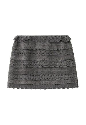 Temno siva čipkasta krilo s horizontalnimi plastičnimi naborki in valovitimi robovi, A-oblika in teksturirana tkanina.