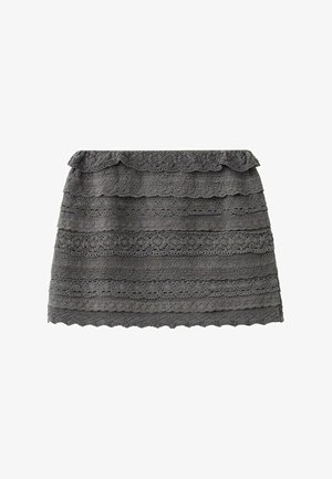 Mørkegrå blonder nederdel med horisontale lagdelte flæser og bølgede kanter, A-formet silhuet og struktureret stof.