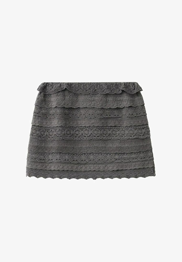 Jupe en dentelle gris foncé avec des volants horizontaux en couches et des bords festonnés, forme en A et tissu texturé.