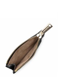 Borsa in pelle nera con una zip dorata, caratterizzata da un interno morbido beige. All'interno è spaziosa con una consistenza liscia, ideale per piccoli oggetti.