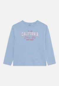Šviesiai mėlyna ilgomis rankovėmis marškinėliai pagaminti iš medvilnės, centre yra ryškiai rožinėmis ir raudonomis spalvomis užrašas "CALIFORNIA EST. 1982".