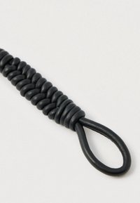 Černý kožený popruh s pletenou texturou a hladkým povrchem, na jednom konci s kruhovou smyčkou pro připevnění.