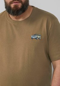 Korte mouwen t-shirt in bruin, gemaakt van zachte stof, met een geborduurd vintage auto ontwerp op de linkerborst.