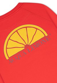 Röd sweatshirt med en stor grafisk design av en gul citronhalva, åtföljd av "ACQUA LIMONE" i grå rubrik under designen.